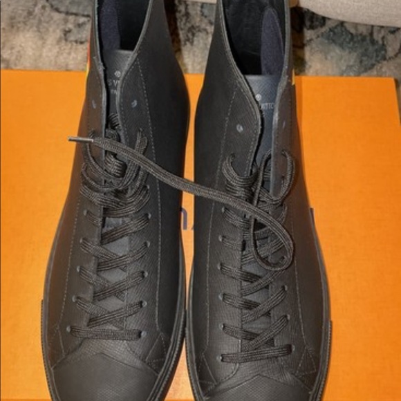 Athletic_Shoes